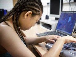 Исследователи создали систему, которая объясняет мемы незрячим