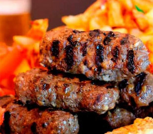 Чим замінити звичайні котлети: рецепт соковитих молдовських ковбасок