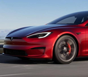 Tesla відкличе 2 млн електромобілів через безвідповідальне використання автопілота водіями