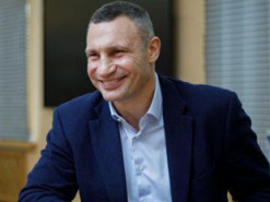 Снова развеселил сеть: Кличко оконфузился во время новогоднего поздравления