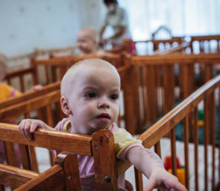 Центр протидії дезінформації при РНБО попереджає про фейк щодо швидкого усиновлення дітей-сиріт