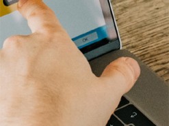 Американские инженеры предложили простой способ превратить обычный экран ноутбука в сенсорный