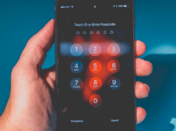 Експерт знайшов спосіб легко обійти блокування смартфонів: як захиститися від злому