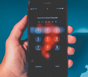 Експерт знайшов спосіб легко обійти блокування смартфонів: як захиститися від злому