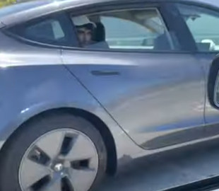 У США блогера затримали за те, що він їхав на задньому сидінні в безпілотній Tesla, але він повторив витівку
