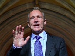 Отец сети Интернет бросился ее спасать