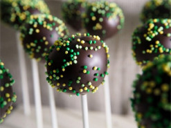 Діти обожнюють цей десерт. Рецепт популярних кейк-попсів на паличці