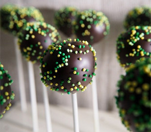 Діти обожнюють цей десерт. Рецепт популярних кейк-попсів на паличці