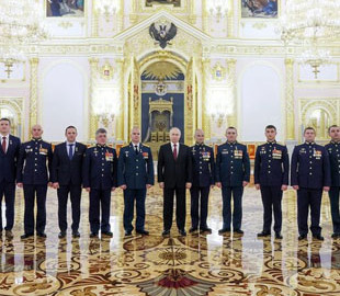 Путін вручив “золоті зірки”: мережу насмішив знімок “події”