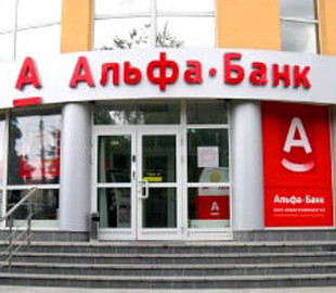 Клиентам «Альфа-Банка» в Беларуси остановили переводы с карт в долларах