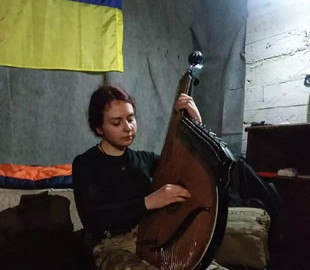 Наша "Пташка": что удалось узнать о поющей девушке-военной со знаменитого фото из "Азовстали"