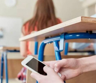 У США обмежують телефони у школах: новий національний тренд