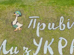 У станции метро в Киеве появился пернатый "бандеровец"