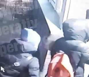 В Киеве вор вытащил у девушки из кармана iPhone прямо возле дома