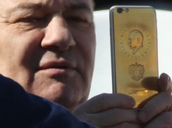 В Интернете высмеяли золотой iPhone с портретом Путина