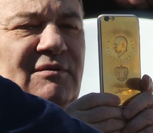 В Интернете высмеяли золотой iPhone с портретом Путина