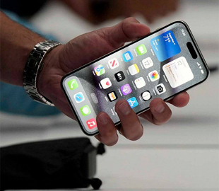 Багато власників iPhone 15 скаржаться на скляну задню панель, яку легко розбити