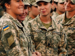 Чи призиватимуть жінок до армії після постановки на облік 1 жовтня – коментар юриста