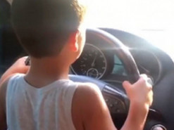 Блогер из Житомира посадил за руль ребенка на скорости 100 км/ч: в сети обсуждают возмутительное видео