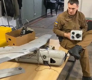 Распаковка "сверхсовременного" беспилотника РФ: внутри - бутылка и фотоаппарат