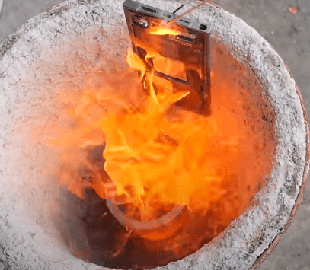 Samsung Galaxy S24 Ultra за $1300 розплавили вогнем: чим відрізняється від iPhone 15