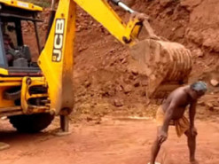 Индус оригинально использовал экскаватор, чтобы почесать спинку