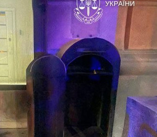 У Києві чоловік підпалив поштомат «Укрпошти», бо повірив у фейкове «завдання СБУ»