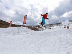 Рідкісне явище. В Африці в розпал літа катаються на лижах: фото