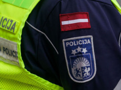 У Латвії на 70 євро оштрафували чоловіка, який облив фарбою посольство РФ