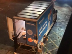 Летали по всему фургону: британец снял, как курьер логистической компании швырял посылки клиентов