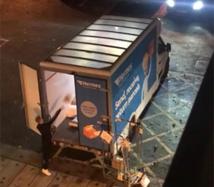 Летали по всему фургону: британец снял, как курьер логистической компании швырял посылки клиентов