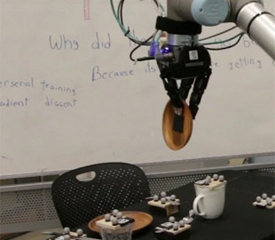 Робот научился сервировать стол