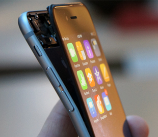 Apple знала, что iPhone 6 гнётся, но ничего не сделала
