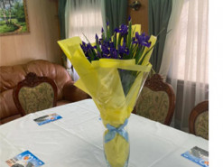 Штайнмаєру в Україні подарували букет ірисів, натякнувши, що Україна чекає на нові IRIS-T. Фото