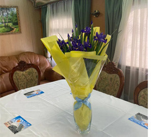 Штайнмаєру в Україні подарували букет ірисів, натякнувши, що Україна чекає на нові IRIS-T. Фото