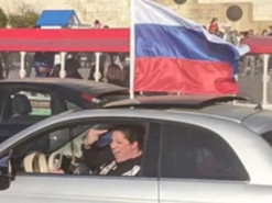 Флаг РФ должен быть запрещен в мире — журналист об "акции" россиян в Греции