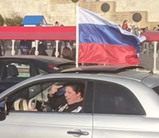 Флаг РФ должен быть запрещен в мире — журналист об "акции" россиян в Греции