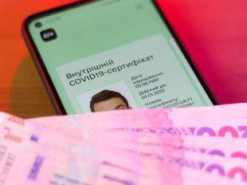 Тысяча за вакцинацию. Банки начали выдавать пластиковые карты