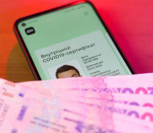 Тысяча за вакцинацию. Банки начали выдавать пластиковые карты