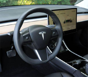 Автопилот Tesla Model 3 избежал ДТП в очень сложной ситуации