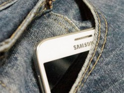 Исследование выявило непригодность женских карманов для смартфонов