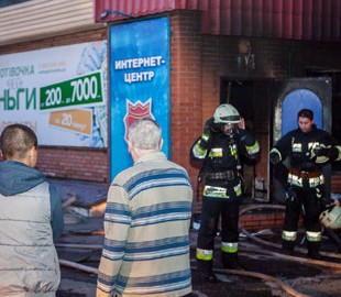 Пожар в Днепре: неизвестные подожгли интернет-центр и напали на охранника