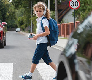 Ученые изобрели умные наушники, которые предупреждают пешеходов об опасности