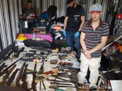 Житель Киева продавал оружие и наркотики через интернет