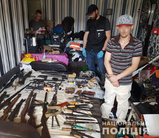 Житель Киева продавал оружие и наркотики через интернет