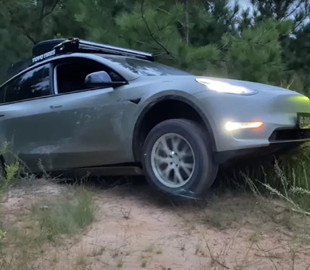 Электромобиль Tesla Model Y отправили на бездорожье: что отвалилось от машины
