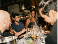 Нові мобільні додатки підбирають самотніх незнайомців на спільну трапезу