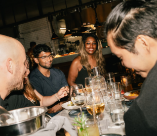 Нові мобільні додатки підбирають самотніх незнайомців на спільну трапезу