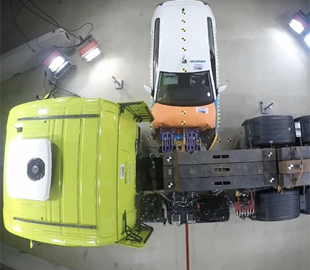 Відео дня: електричну вантажівку Scania розбили для краш-тесту