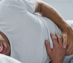 Біль у животі: доктор Комаровський нагадав, що треба робити насамперед